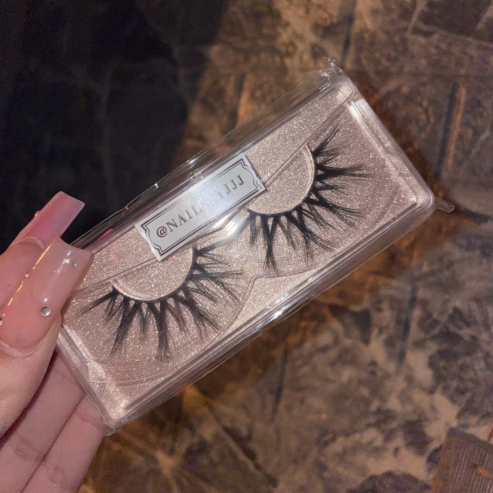 Wispy False Lashes - Picture 2 of 2